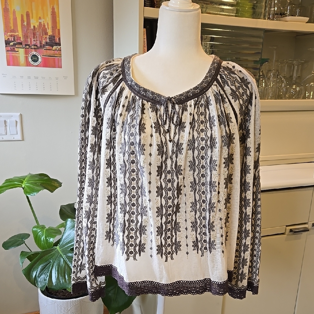 EUC Free People Cream/Gray Top w/ Gold Metallic Accents